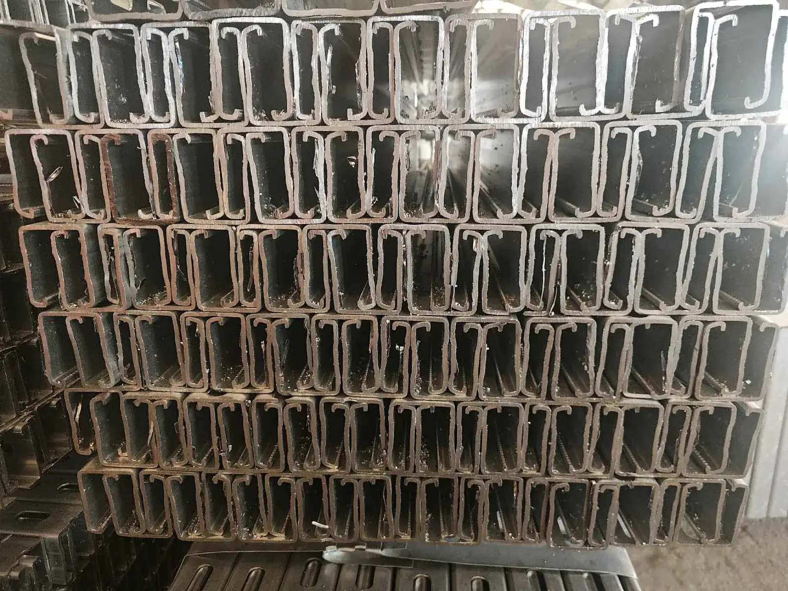 云南曲靖12MW精细化工园分布式光伏支架选型复盘:大坡度无级可调方案在复杂工况下的工程实践