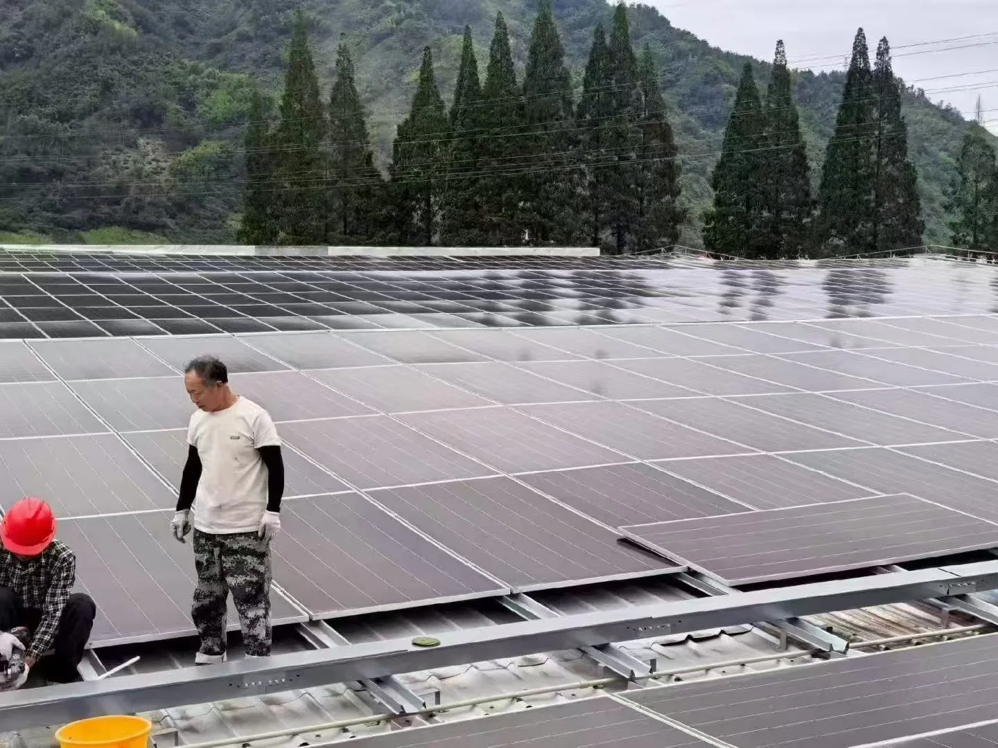 绵阳汽车零部件厂房 2.8MW 彩钢瓦夹具式光伏工程